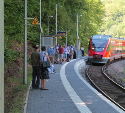 Viele Fahrgäste nutzten gleich am ersten Tag die Gelegenheit und fuhren ab und bis Hohenecken mit der stündlich verkehrenden Biebermühlbahn 