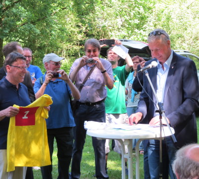 Beigeordneter Peter Kiefer begrüßte die Gäste zur Einweihung des neuen Bahnhaltepunkts Hohenecken und überreichte Klaus Merkert das Shirt mit der roten Rückennummer 