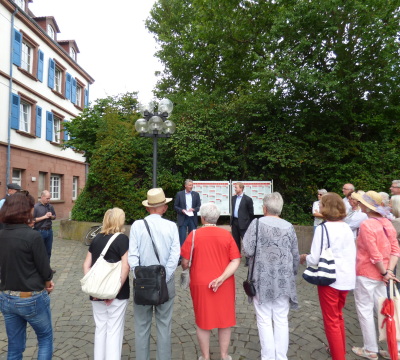  Beigeordneter Peter Kiefer (links) und Tobias Wiebelt, Präsident des Lions Club Kaiserslautern Lutra, vor den neuen Stelltafeln mit Erklärungen der Symbole und Figuren in deutscher und englischer Sprache