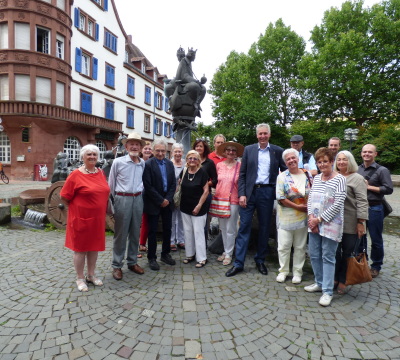  Prof. Gernot Rumpf (vordere Reihe, 3.v.l.) und Beigeordneter Peter Kiefer (vordere Reihe, 3.v.r.) freuten sich gemeinsam mit den Gästen und Stadtführerinnen über die neuen Stelltafeln und das 30-jährige Bestehen des Kaiserbrunnens