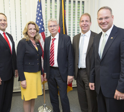 Im Deutsch-Amerikanischen Bürgerbüro. v.l.n.r.: Noel T. Jones, Deborah Lee James, Klaus Weichel, Randolf Stich, Jon T. Thomas. 