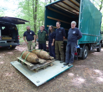 Das Team des Kampfmittelräumdienstes verlädt die beiden Bomben im Nachgang an die Entschärfung