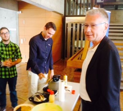 Oberbürgermeister Dr. Weichel bei der Waffelbackaktion der JAV