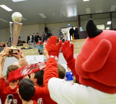 Der Pokal ging an das Heinrich-Heine-Gymnasium