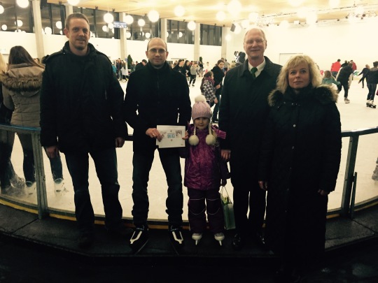 Überraschung für die kleine Anna und ihren Papa: Als 30.000ste Besucherin der Eisbahn in dieser Saison erhielt sie vom Sportdezernenten Joachim Färber (2. v.r.) sowie von Rheinpfalz-Bezirksverlagsleiterin Anja Schierle-Jertz (rechts) kleine Präsente. (links im Bild Eisbahn-Betriebsleiter Kay Hieber).  © Stadt Kaiserslautern