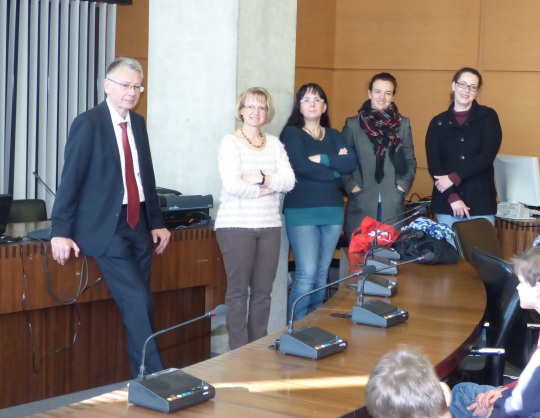 Heute Morgen begann im Großen Ratssaal die Kinderbetreuung der Stadtverwaltung in den Osterferien. Oberbürgermeister Dr. Klaus Weichel schaute persönlich vorbei, um die 16 kleinen Ratsmitglieder und ihre Betreuer zu begrüßen (v.l.n.r.: OB Weichel, Martina Dowidat, Marlene Isenmann-Emser, Christina Gödel, Nicole Gilcher).  © Stadt Kaiserslautern