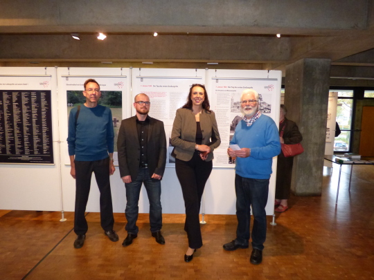 Vor den Tafeln der Ausstellung im Foyer des Rathauses stehen von links nach rechts Herr Martin Klemenz und Herr Mario Aulenbacher vom Stadtarchiv, Bürgermeisterin Frau Dr. Susanne Wimmer-Leonhardt sowie Karl-Richard Albus von der Stadtmission. © Stadt Kaiserslautern