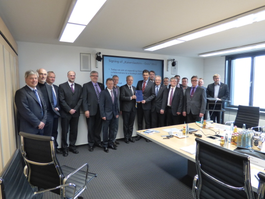 Die Vertreter der finnischen Delegation und die Gastgeber aus Kaiserslautern präsentieren das frisch unterzeichnete Memorandum im Fraunhofer-Institut IESE. 7. von links: OB Weichel. 11. von links: Mayor Pennanen. © Stadt Kaiserslautern