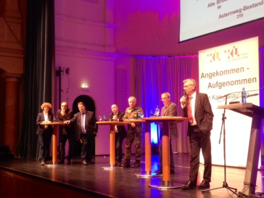 Standen in der Fruchthalle gestern Abend Rede und Antwort: Gisela Fixemer-Reiland, Willi Schattner, Franz-Josef Brandt, Artur Harutyunyan, Winfried de Buhr, Detlev Besier, OB Klaus Weichel (v.l.n.r.).  © Stadt Kaiserslautern