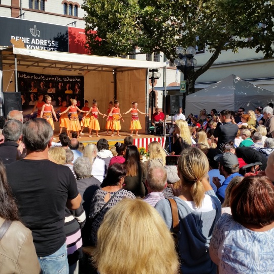 Bei der Eröffnung der Interkulturellen Woche am Samstag auf dem Schillerplatz herrschte reger Betrieb.