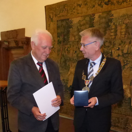 OB Dr. Klaus Weichel überreicht Ludwig Hornung im Pfalzgrafensaal das Barbarossasiegel