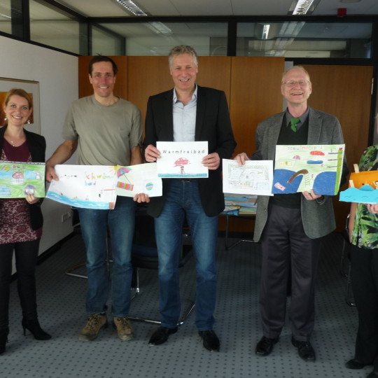 Die Jury hatte bei so vielen schönen Bildern die Qual der Wahl. Vlnr: Nadin Robarge, Vereinsvorsitzender Tobias Wiesemann, Beigeordneter Peter Kiefer, Beigeordneter Joachim Färber, Stephane Schimmel.