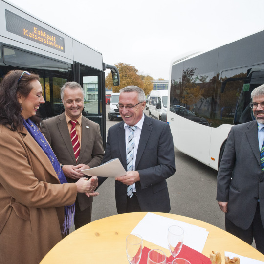 Das angefügte Bild zeigt (v.l.n.r.) Bürgermeisterin Dr. Susanne Wimmer-Leonhardt, Markus Vollmer, Vorstand der SWK Stadtwerke Kaiserslautern Versorgungs-AG, Staatssekretär Günter Kern, Ministerium des Innern, für Sport und Infrastruktur Rheinland-Pfalz und Boris Flesch, Bereichsleiter der SWK Stadtwerke Kaiserslautern Verkehrs-AG bei der Übergabe des Förderbescheids. Quelle: View