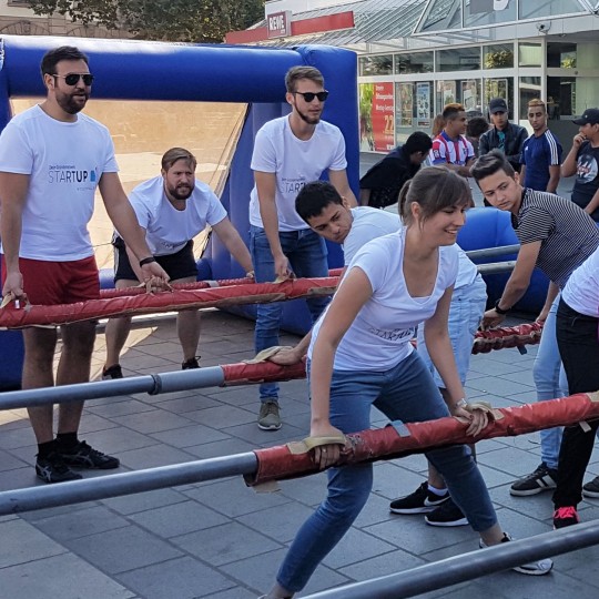 Direkt am Sonntag stand auf dem Stiftsplatz ein Human-Table-Soccer-Turnier an. Unter den bunt zusammengemischten Fünfer-Teams, die unter anderem für Griechenland und Eritrea an den Start gingen, war auch ein Team von „Startup Westpfalz“ dabei, initiiert und zusammengestellt von der Gründerlotsin der Region Kaiserslautern, Viktoria Speyerer (Mitte). 