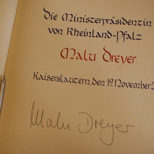 Die Unterschrift Malu Dreyers im Goldenen Buch der Stadt Kaiserslautern.