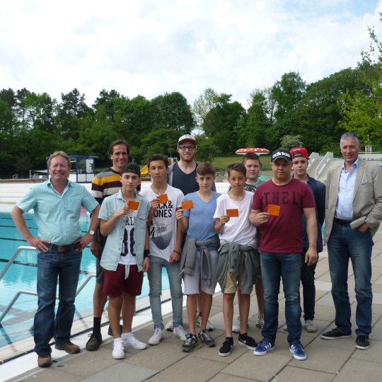 v.l.: Wolf Schnarr, 2. Vorsitzender vom Warmfreibad Förderverein zusammen  mit Tobias Wiesemann, 1. Vorsitzender, und Beigeordneten Peter Kiefer bei der Preisübergabe an die Gewinner des letztjährigen Warmfreibadfests. 
