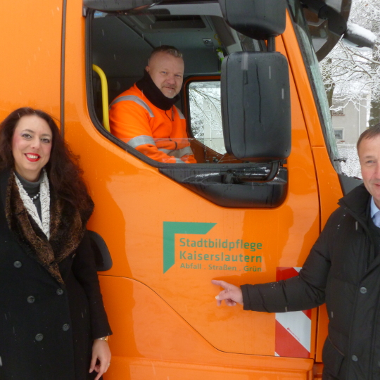 Bürgermeisterin Susanne Wimmer-Leonhardt und Werkleiter Rainer Grüner präsentieren das neue Logo an einem der Fahrzeuge.