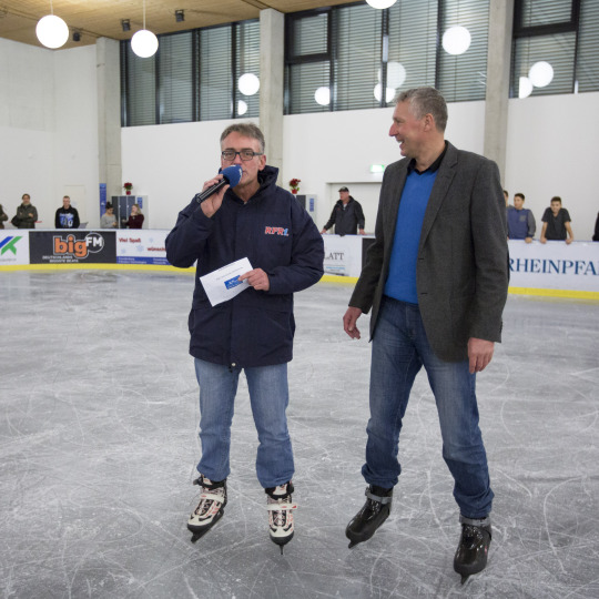 Beigeordneter Peter Kiefer (rechts) ließ es sich nicht nehmen, sich zur Eröffnung der Eisbahn selbst aufs Eis zu wagen. 