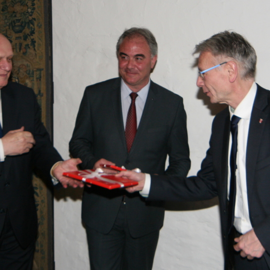 Oberbürgermeister Dr. Klaus Weichel (rechts) überreichte seinen beiden Amtskollegen Georg Spartanski (Mitte) und Slobodan Gavranovic (links) einen Bildband der Stadt. 