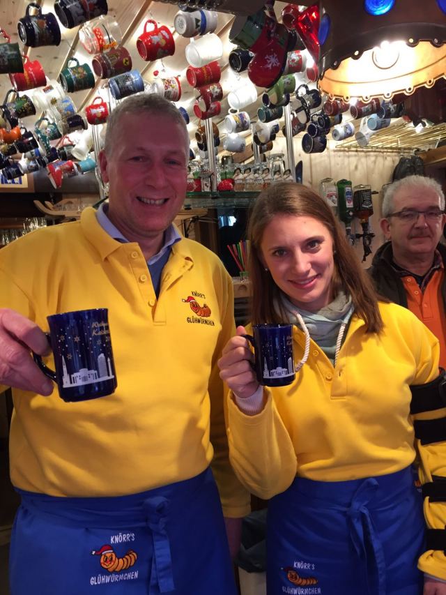 Peter Kiefer und Miriam Welte schenkten für alt-arm-allein Glühwein am Stand von Carl Knörr (rechts) auf dem Weihnachtsmarkt aus.  © Stadt Kaiserslautern