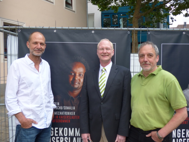 Thomas Brenner, Joachim Färber und Detlev Besier vor einem der neuen Plakate, die ab sofort an vielen Stellen in der Stadt zu sehen sind.   © Stadt Kaiserslautern