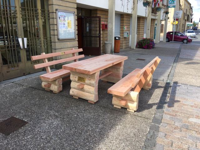 Die Mölschbacher brachten als Gastgeschenk eine Sitzgruppe mit, die nun auf dem Mölschbacher Platz in Douzy steht. © Walter