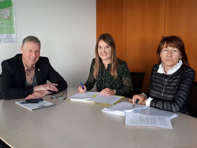 Gemeinsam für den Klimaschutz: Julia Becker zwischen dem Beigeordneten Peter Kiefer und Bettina Dech-Pschorn, Leiterin des Referats Umweltschutz. © Stadt Kaiserslautern