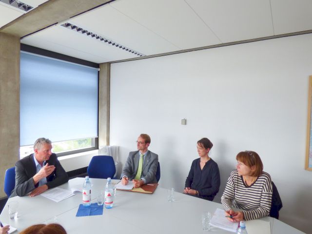  v.l.n.r.: Beigeordneter Peter Kiefer, Prof. Dr. Björn-Martin Kurzrock von der TU Kaiserslautern, Hannah-Sophie Stabel, Klimaschutzmanagerin der Stadt und Bettina Dech-Pschorn, Leiterin des Referats Umweltschutz, stellten das Projekt Masterplan 100% Klimaschutz vor © Stadt Kaiserslautern