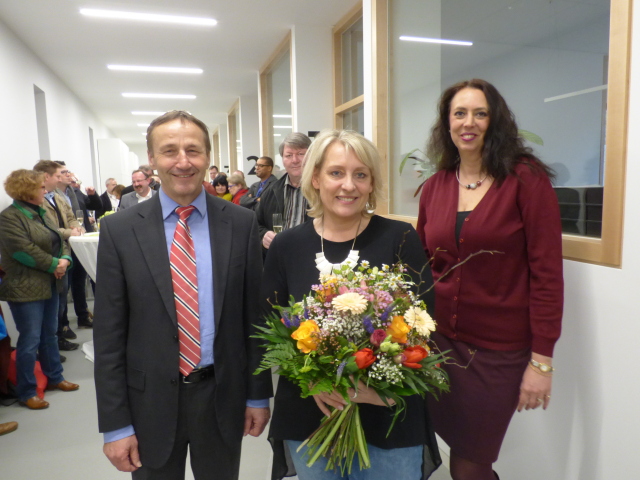 Werkleiter Rainer Grüner bedankte sich im Rahmen der Einweihung bei der Chefin des Kundenservice, Heidi Zill (Mitte), mit einem Blumenstrauß.  © Stadt Kaiserslautern