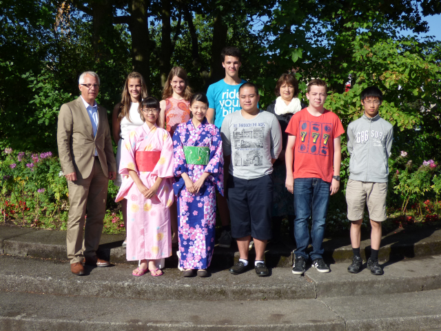 Begrüßte die vier Gastschüler aus der japanischen Partnerstadt und ihre deutschen Gastgeschwister im Pfalzgrafensaal: Peter Krietemeyer, Leiter des Referats Schulen (links im Bild)  © Stadt Kaiserslautern