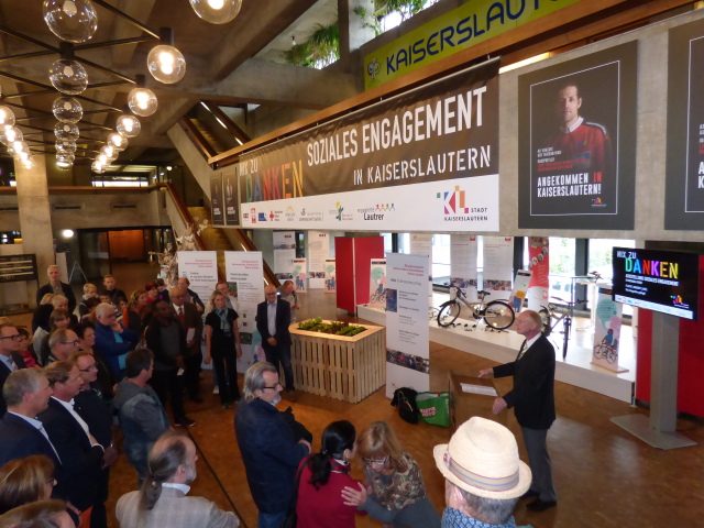 Beigeordneter Joachim Färber eröffnete die Ausstellung Nix zu danken im Rathausfoyer © Stadt Kaiserslautern