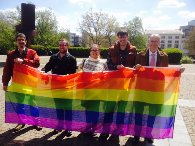 Oberbürgermeister Dr. Klaus Weichel (rechts) bei der symbolischen Flaggenübergabe  © Stadt Kaiserslautern