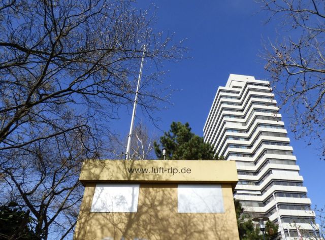 Die Luftmessstation auf dem Rathausvorplatz © Stadt Kaiserslautern