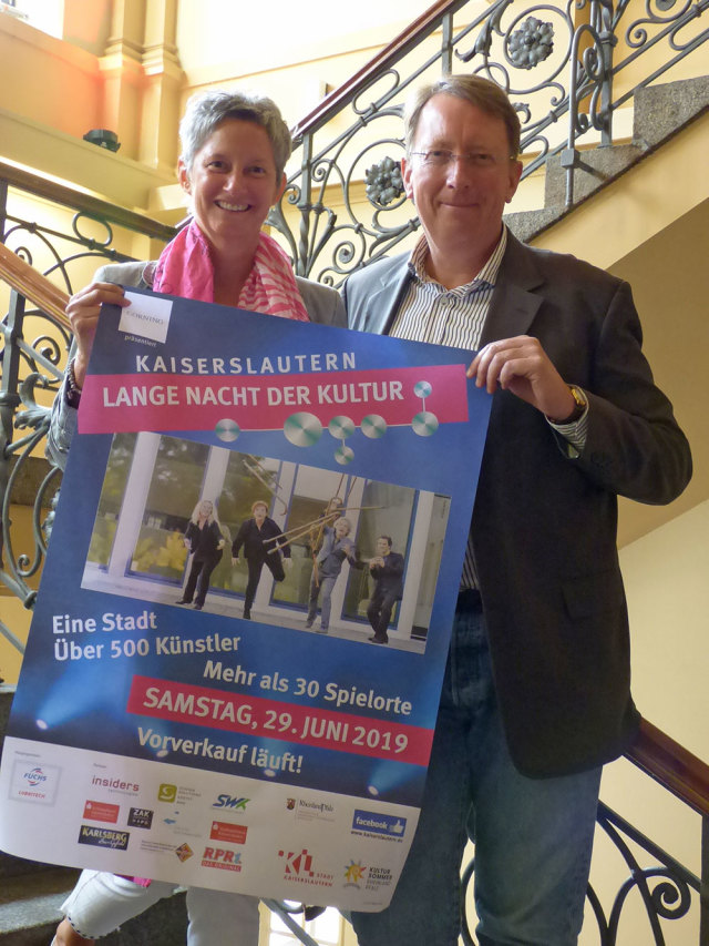Bürgermeisterin Beate Kimmel und Kulturchef Dr. Dammann präsentieren das Plakat zur LNdK © Stadt Kaiserslautern