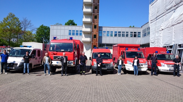 Die fünf Fahrzeuge der Feuerwehr, die für den Transport der gespendeten Hygienematerialien benötigt wurden © Stadt Kaiserslautern