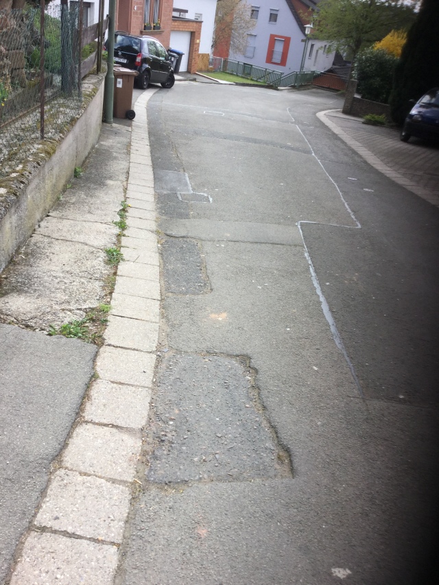 Ein wunderbares Beispiel für eine Sanierung dank wiederkehrender Beiträge: So sah die Straße Am Glockenturm in Morlautern früher aus... © Stadt Kaiserslautern