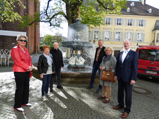 Freuten sich über die Belebung der Innenstadt durch die ab sofort wieder sprudelnden Brunnenanlagen: Karin Kolb, Vorsitzende des Vereins für Baukultur und Stadtgestaltung Kaiserslautern, Helga Bäcker und Hans-Joachim Vögler vom Seniorenbeirat der Stadt, Beigeordneter Peter Kiefer sowie das Ehepaar Renate und Hans-Jakob Heger, ebenfalls Mitglied im Verein für Baukultur und Stadtgestaltung (vlnr)  © Stadt Kaiserslautern