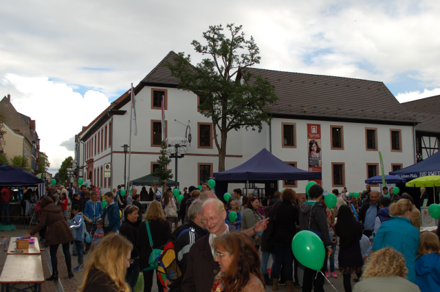 Das Kinderaltstadtfest sorgte auch in diesem Jahr wieder für ein buntes Treiben in der Altstadt (vorne in der Bildmitte: Joachim Färber).  © Stadt Kaiserslautern