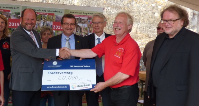 Wolfgang Illert, Jürgen Häfner, OB Klaus Weichel, Klaus Meckler und Thomas Metz (v.l.) bei der Überreichung des Fördervertrages.  © Stadt Kaiserslautern