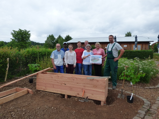 Aufbau der mittelalterlichen Rasenbank mit dem Team des Ökologieprogrammes © Stadt Kaiserslautern