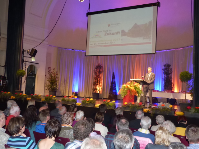 Beigeordneter Peter Kiefer begrüßte die gut 450 Vertreter der Siegergemeinden des landesweiten Wettbewerbs Unser Dorf hat Zukunft in der Fruchthalle in Kaiserslautern © Stadt Kaiserslautern