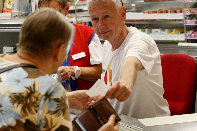 Oberbürgermeister Dr. Klaus Weichel hatte beim Kassieren im real,-Markt im Pfalz Center alle Hände voll zu tun © Dieter Retter