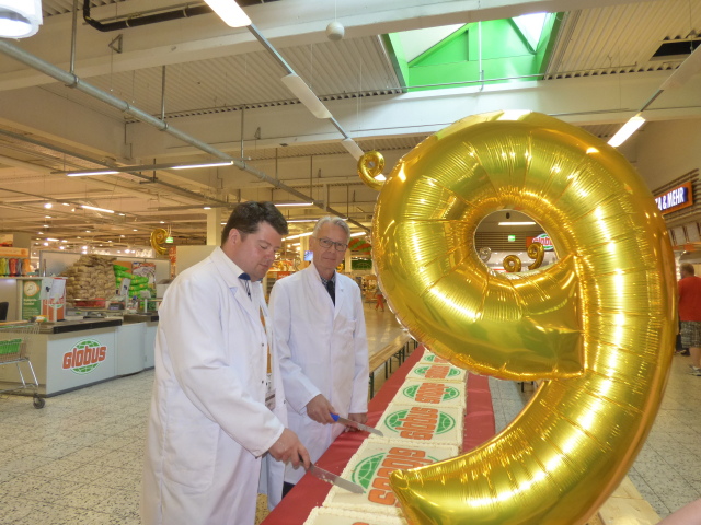 Globus-Geschäftsleiter Christian Schmitt und OB Klaus Weichel beim Anschneiden der Torte. © Stadt Kaiserslautern