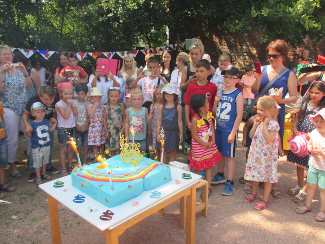 Die Kinder freuen sich über das Jubiläum der Kita Regenbogen © Stadt Kaiserslautern