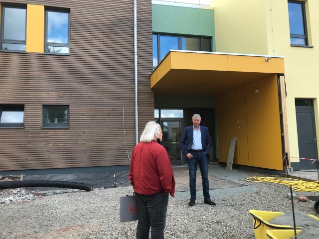 Beigeordneter Peter Kiefer (rechts) mit dem Architekten Joachim Westrich vor dem neuen Gebäude der Kita Minimax  © Stadt Kaiserslautern