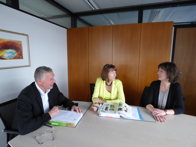 Beigeordneter Peter Kiefer und Bettina Dech-Pschorn, stellvertretende Leiterin des Referats Umweltschutz (Mitte), heißen die neue Klimaschutzmanagerin Hannah-Sophie Stabel herzlich im Rathaus willkommen.  © Stadt Kaiserslautern