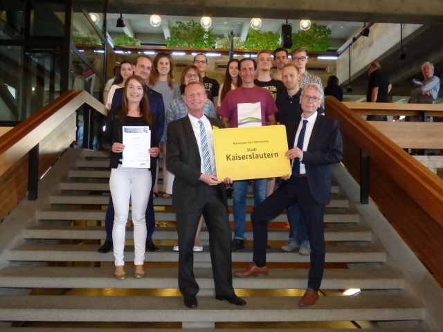 OB Klaus Weichel (vorne rechts) und die Jury des Wettbewerbs Lauter*n gute Ideen verliehen Preise an die Teilnehmer mit den besten Klimaschutz-Vorschlägen © Stadt Kaiserslautern