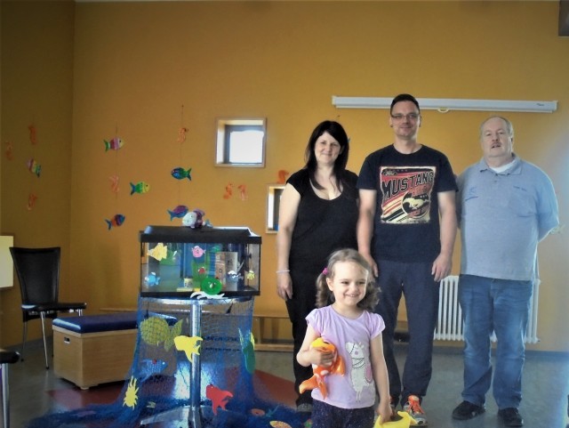 Familie Fröhle (links) hat ein von Frank Apfel (rechts) gestiftetes Aquarium für einen guten Zweck ersteigert. © Stadt Kaiserslautern