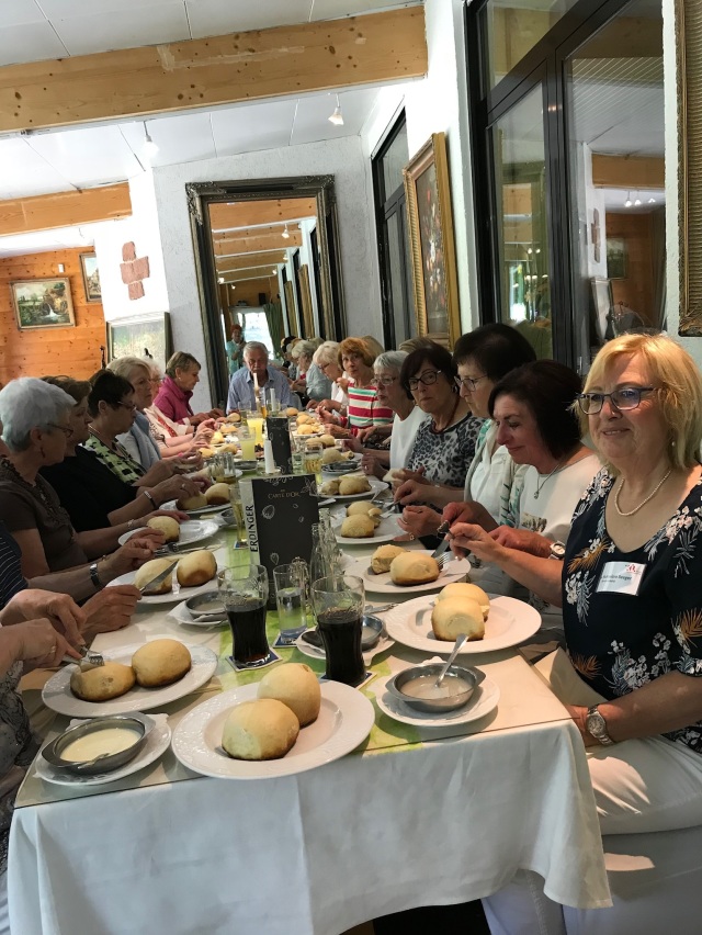 Am 25. Mai 2018 lud der Seniorenbeirat der Stadt Kaiserslautern zum Dampfnudelessen in das Gasthaus Quack ein. 25 Teilnehmer folgten der Einladung. Hannelore Seeger, Mitglied im Seniorenbeirat, hatte sich mit der Geschichte der Gaststätte beschäftigt und erzählte aus ihren Kindheitserinnerungen an das damalige sonntägliche Ausflugsziel bis zur Weiterentwicklung zur Gaststätte mit Biergarten. Nach dem Mittagessen berichtete Martin Hofmann vom Referat Grünflächen über den Wildpark Kaiserslautern.  © Seniorenbeirat