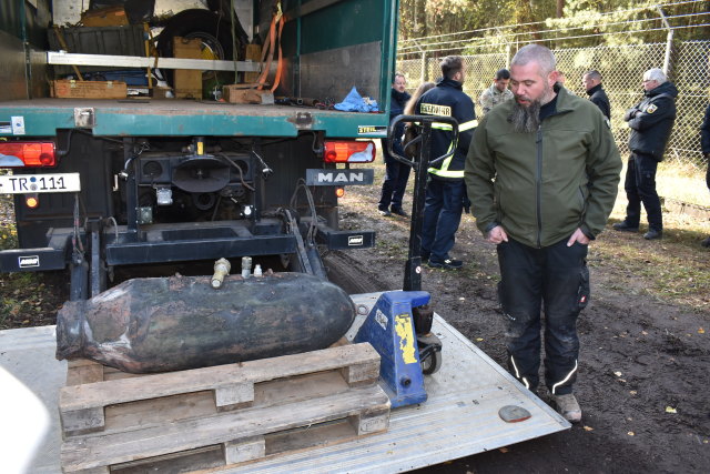 Thomas Guindeuil vom sechsköpfigen Team des Kampfmittelräumdiensts erläuterte nach der geglückten Entschärfung den Hergang.  © Stadt Kaiserslautern